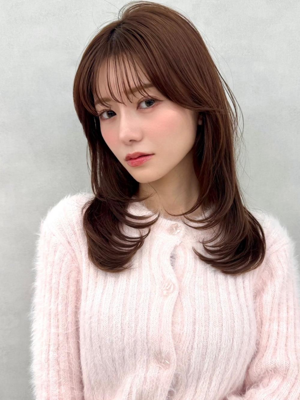顔まわりレイヤーで小顔見せ◎大人可愛い王道ミディ
