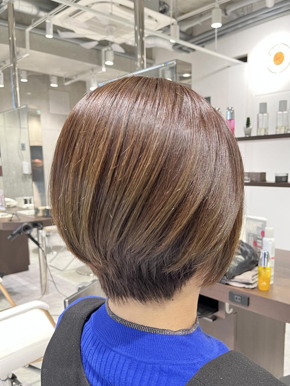 明るい白髪染め×大人のくびれショートボブ｜サブ写真②
