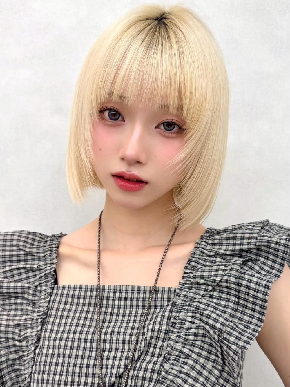 ぱつっとボブ　ブロンドヘア