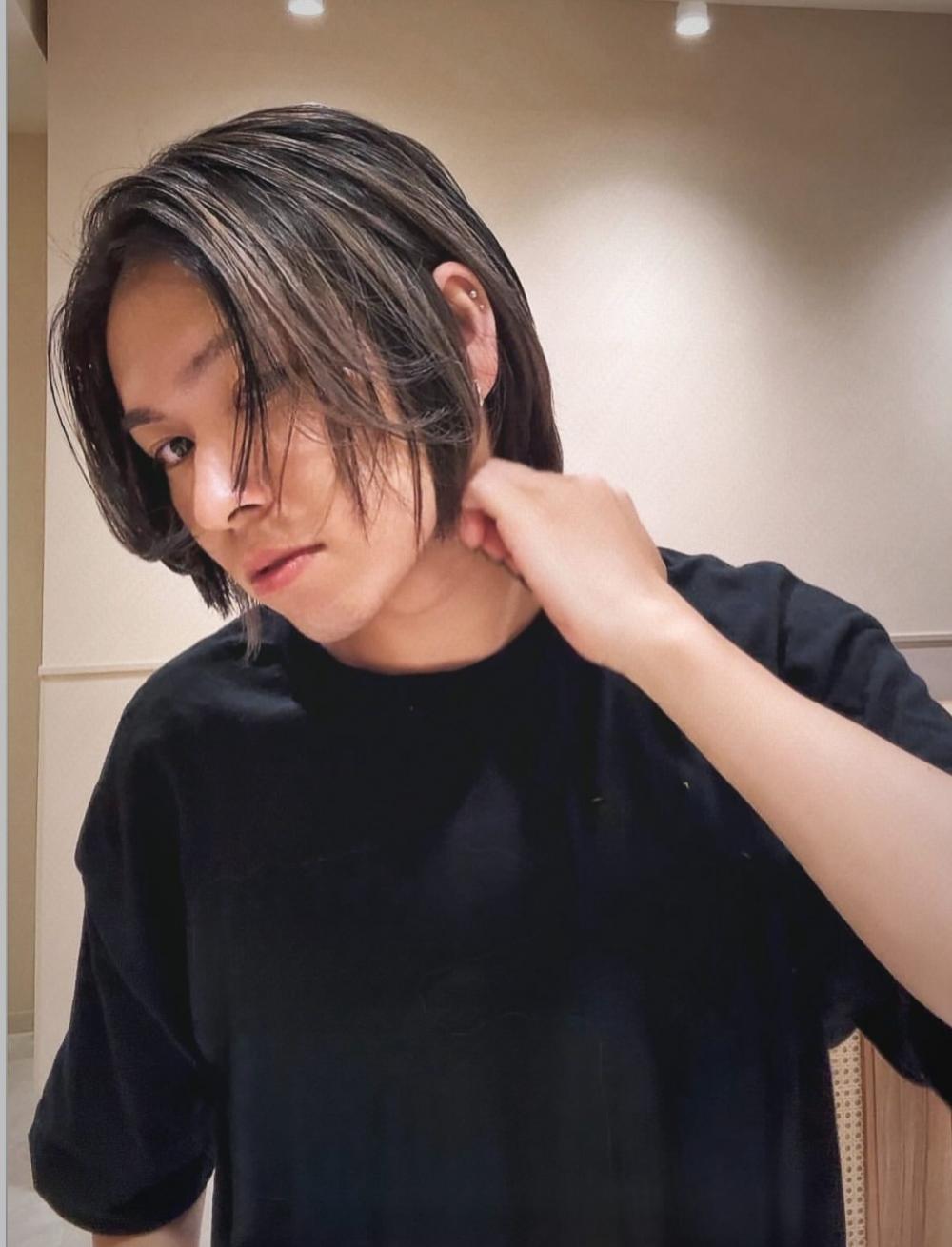 	「色気と立体感をプラス。シックなメンズハイライト」