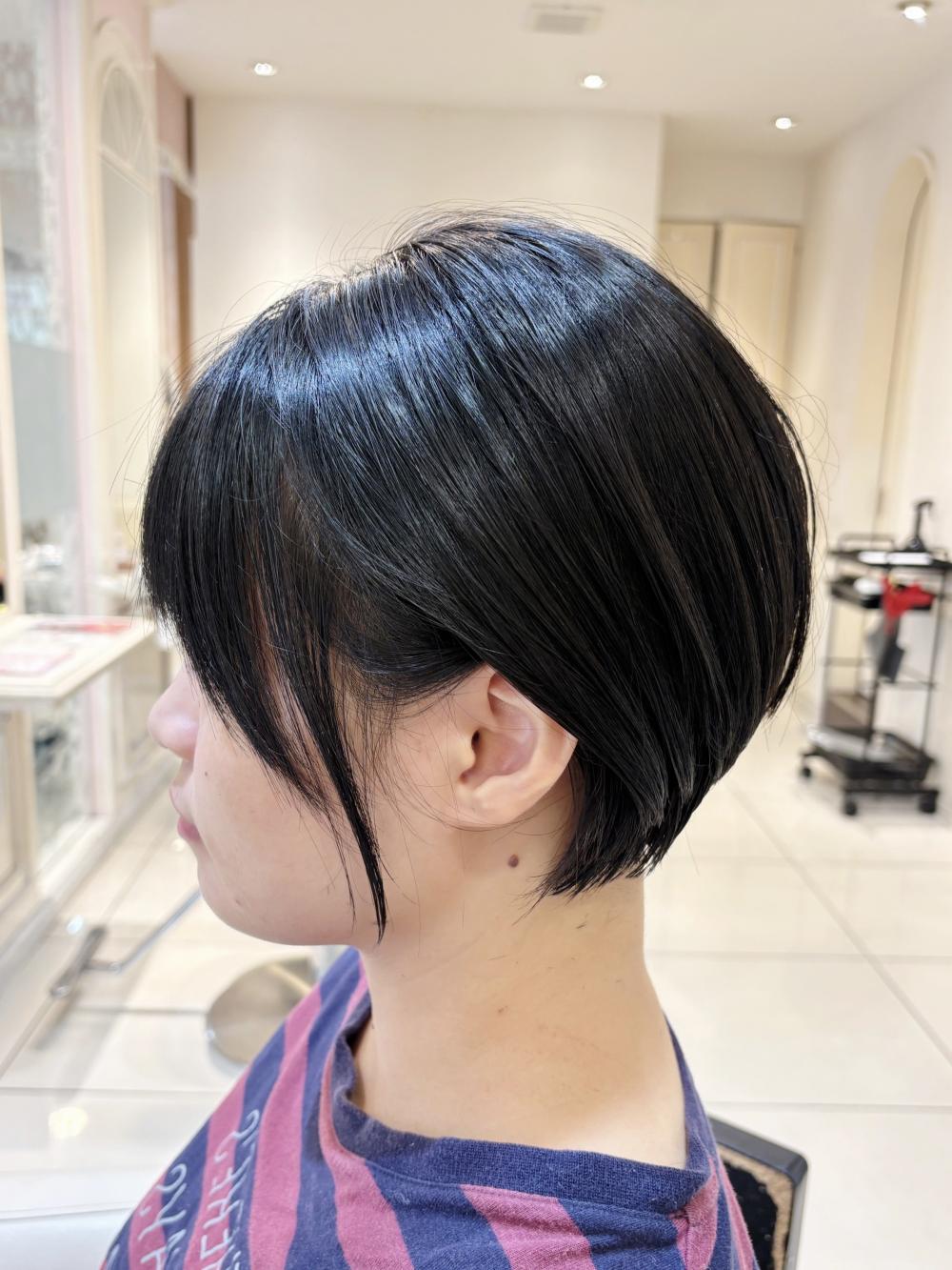 丸みとタイトな襟足の「美シルエットショート」