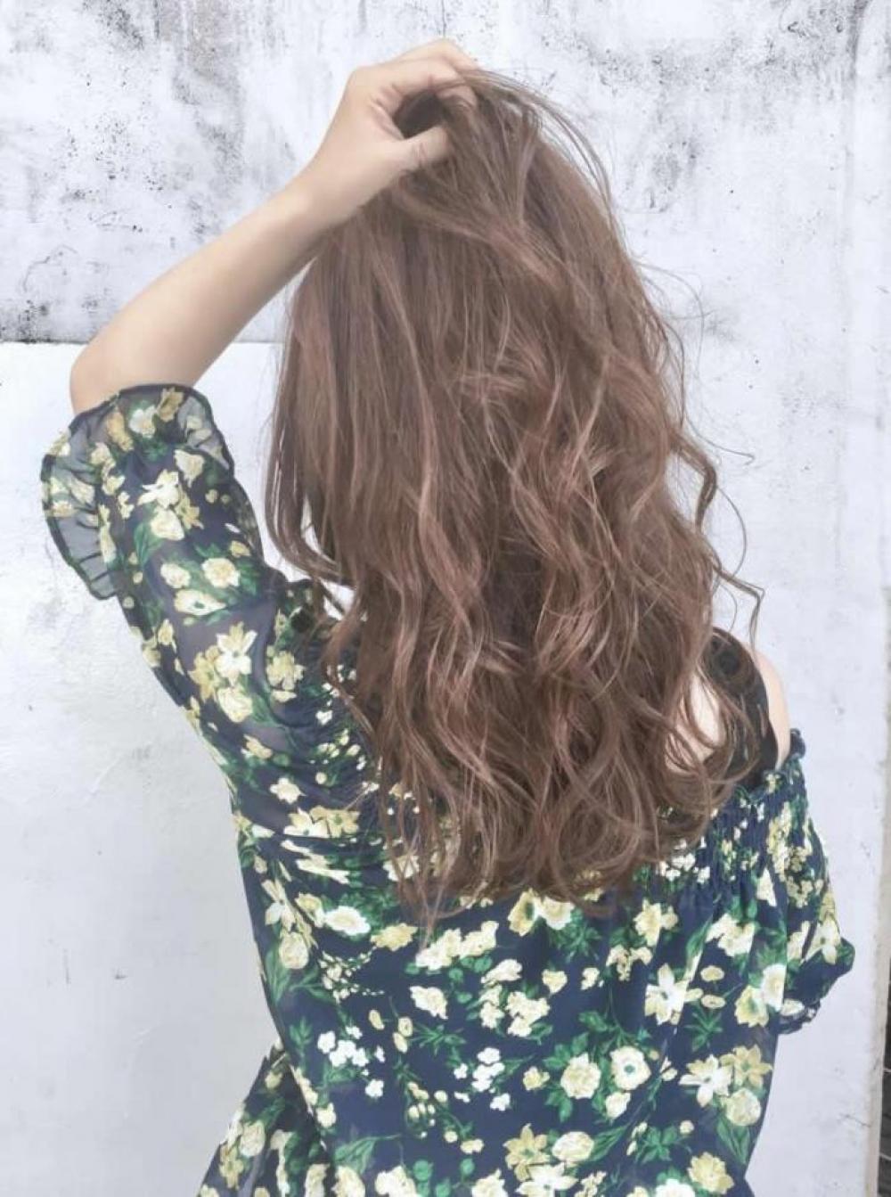 グレージュとハイライトで外国人風ヘアカラー