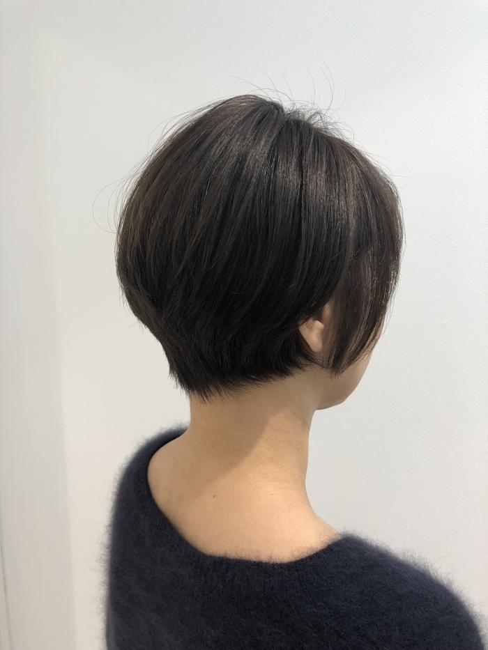 頭の形をよく見せるショートボブ