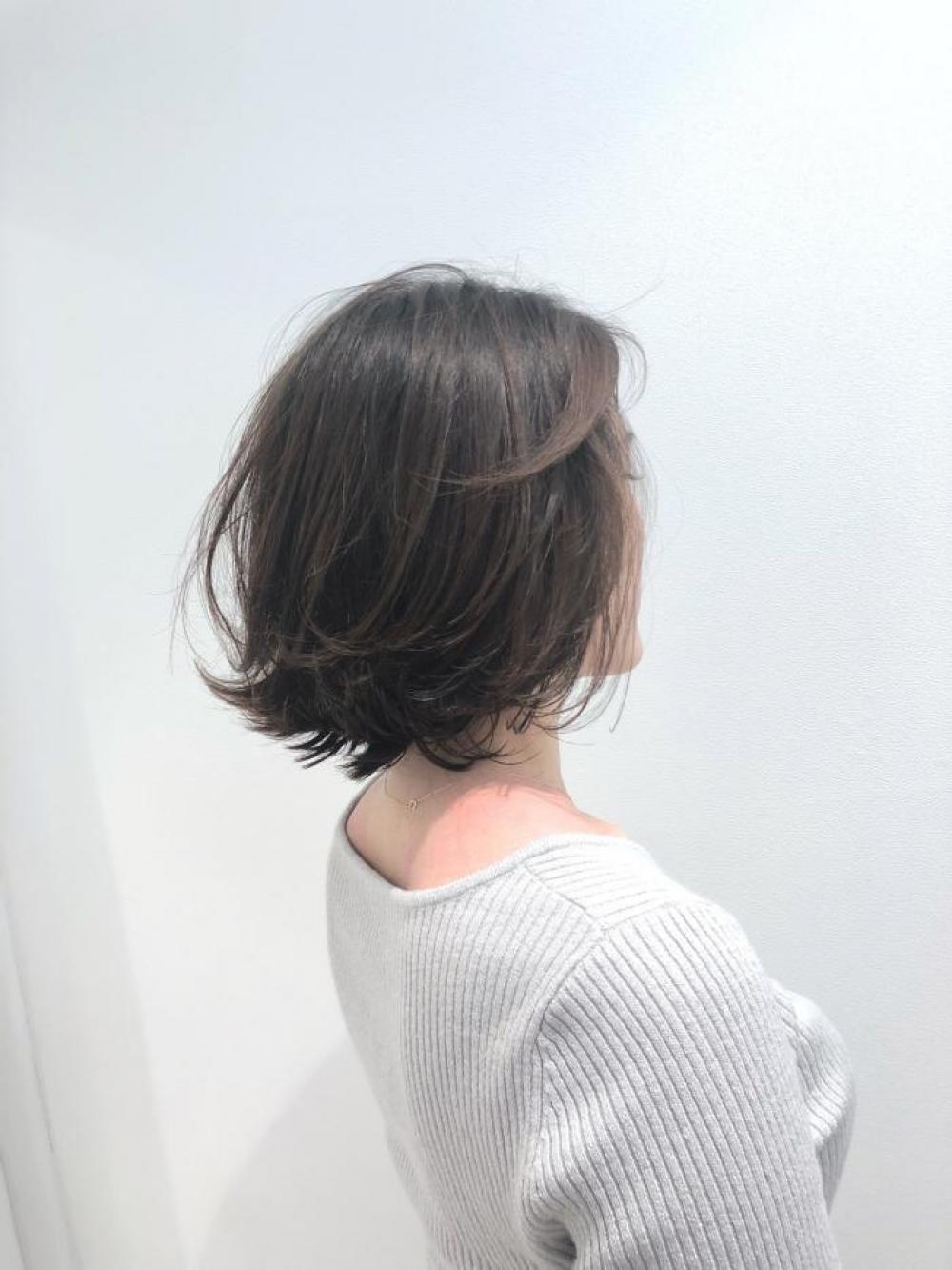 軽やかに見せる外ハネレイヤードボブ