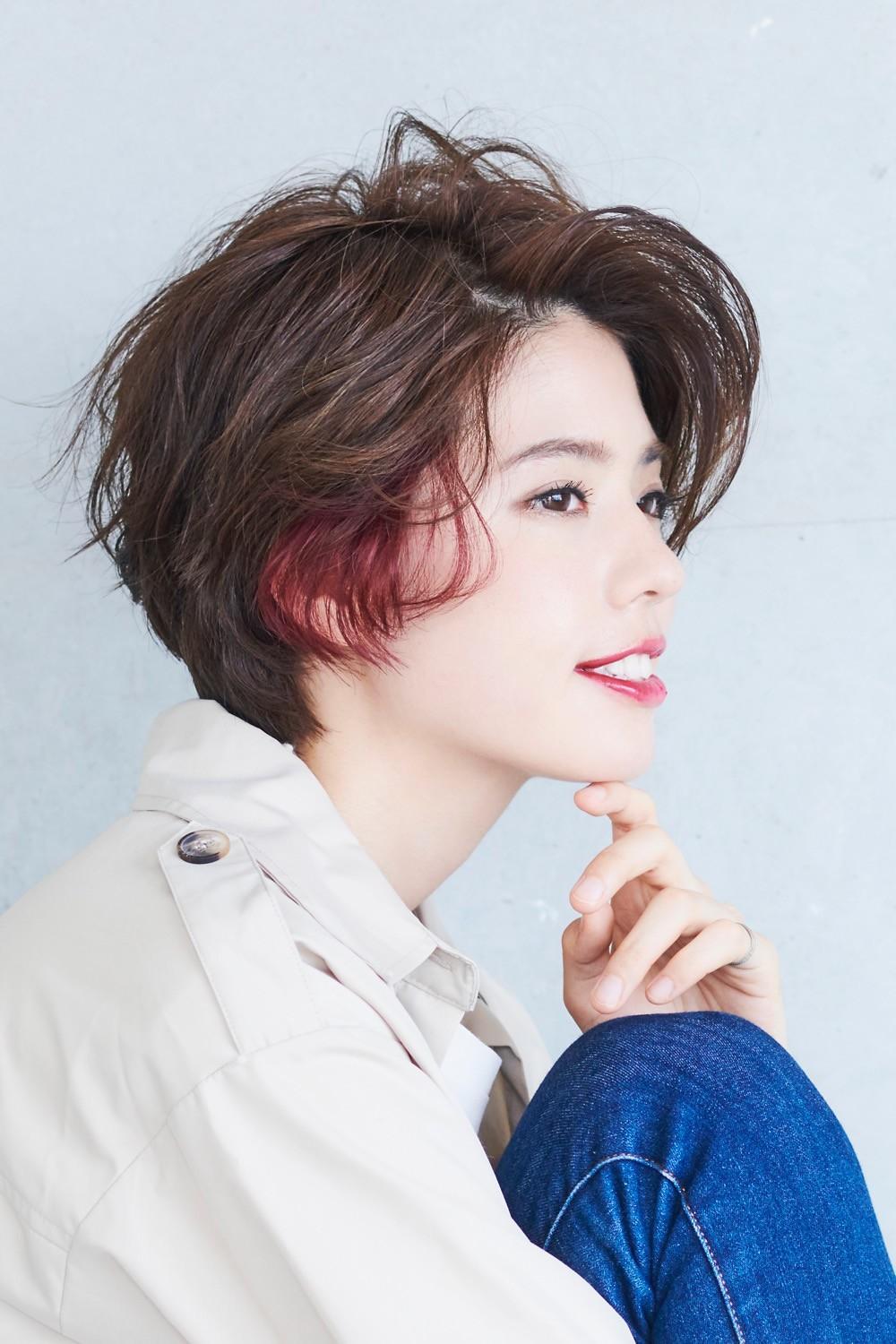 赤系のインナーカラーで普通のショートヘアも雰囲気が変わる｜サブ写真④