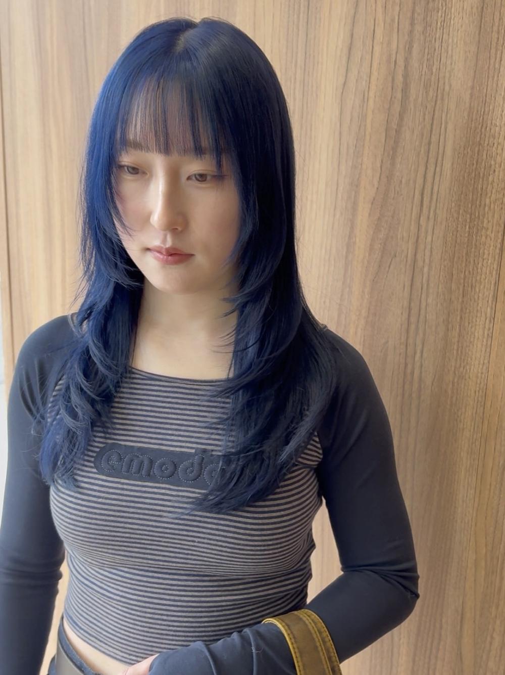 ”ブリーチで作る”透明感ネイビー×レイヤーカット