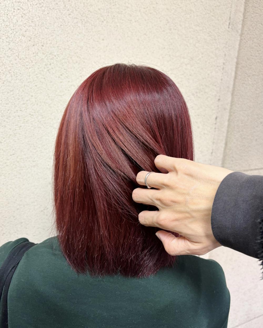 ワインレッド×切りっぱなしボブ
