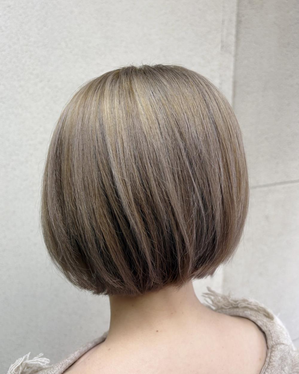 透明感ミルクティーグレージュ×丸みショートボブ
