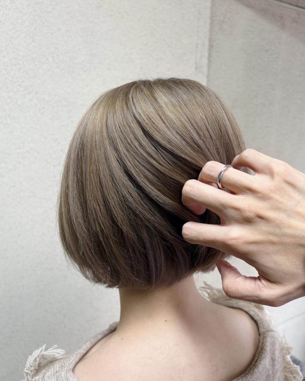 透明感ミルクティーグレージュ×丸みショートボブ