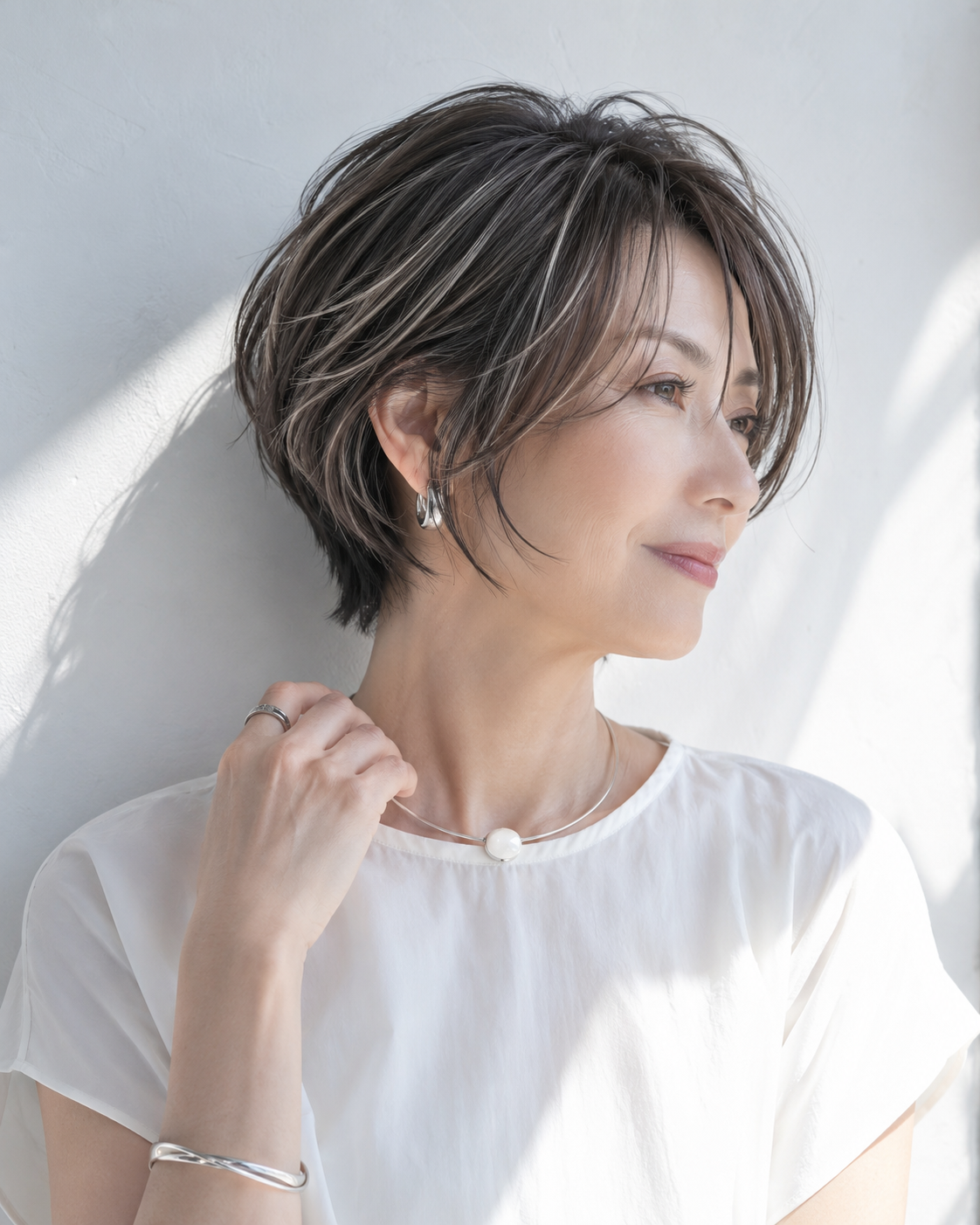 ショートボブ/白髪ぼかしハイライト/大人女性/アッシュグレイ