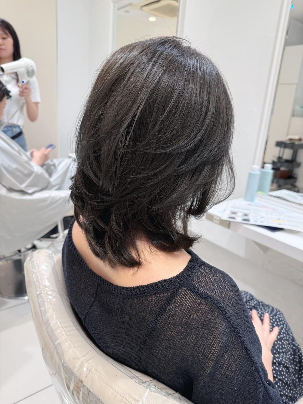 【艶髪/ミディアムレイヤー/オリーブグレージュ/40代】｜サブ写真③