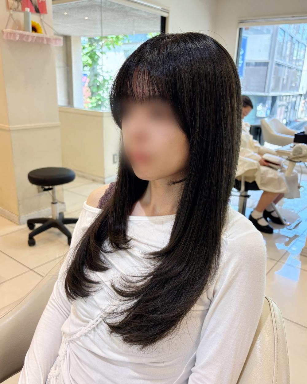 暗髪でも重くない！上品上品な韓国風顔まわりレイヤー